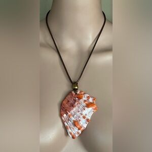 26 inch Spiny Oyster Shell Necklace NWOT